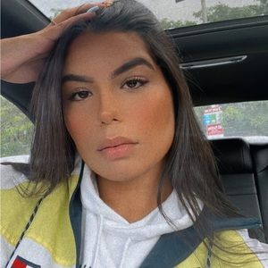 Meet your Posher, Mona